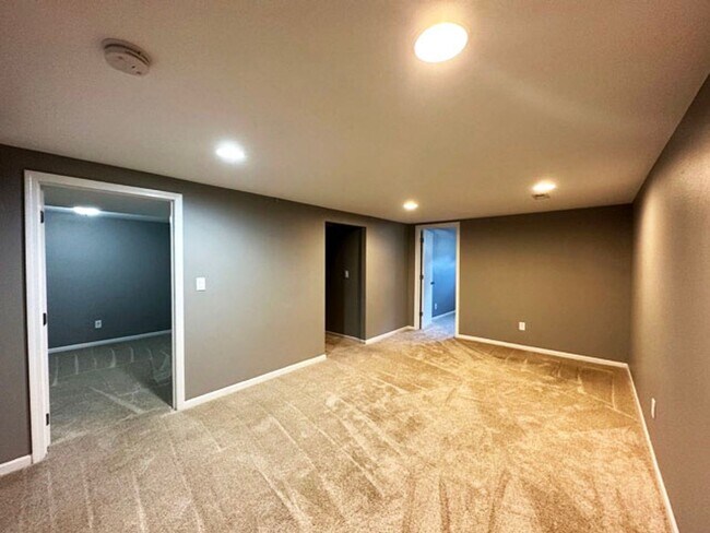 Building Photo - ESTABLISHED NEIGHBORHOOD!!  4 Bedroom, 2 Bath Home in Ankeny