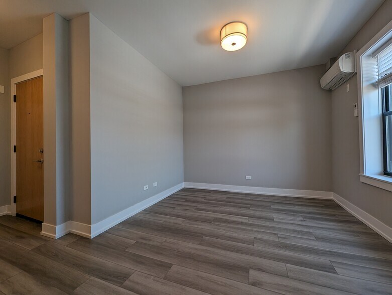 Building Photo - 3935 N Janssen Ave