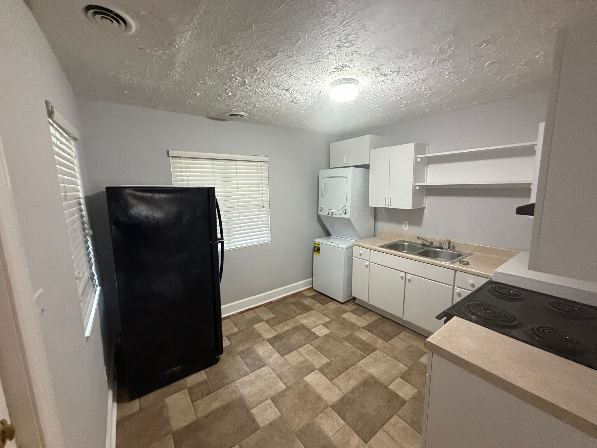 Building Photo - Room in Apartment on 8th St