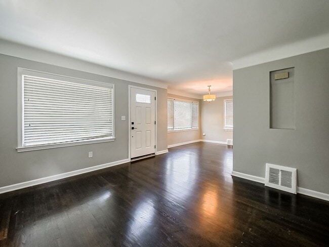 Building Photo - Charming Royal Oak Bungalow Near Downtown!