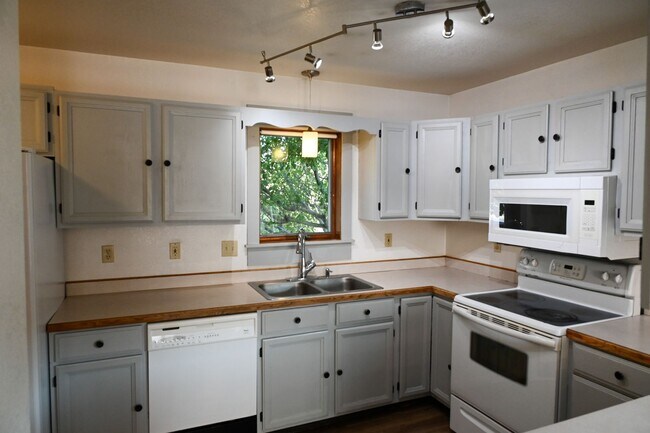 Building Photo - 916 Montana St