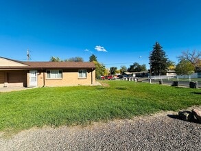 Building Photo - Modern and Spacious Duplex Style Home with...