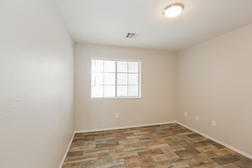 Building Photo - 1114 E Fraktur Rd