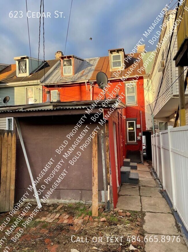 Building Photo - 623 Cedar St