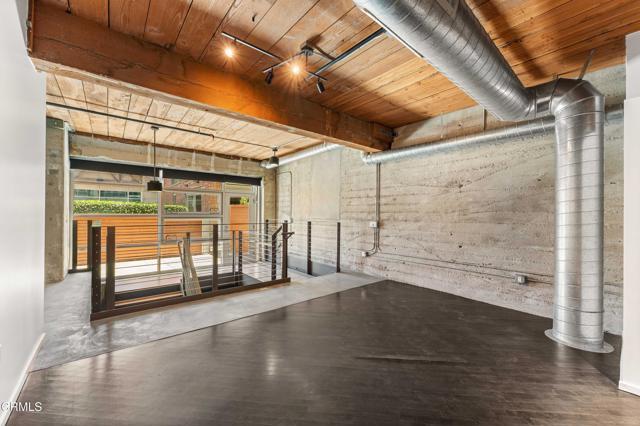 Building Photo - 530 S Hewitt St