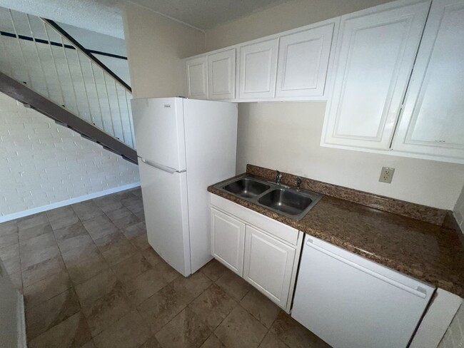 Building Photo - Newly updated! 2 bedroom 1 bath townhouse ...