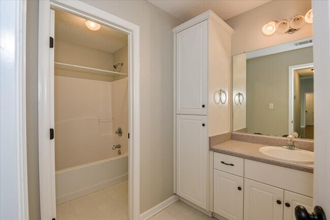 Building Photo - 1021 Mansford Ln