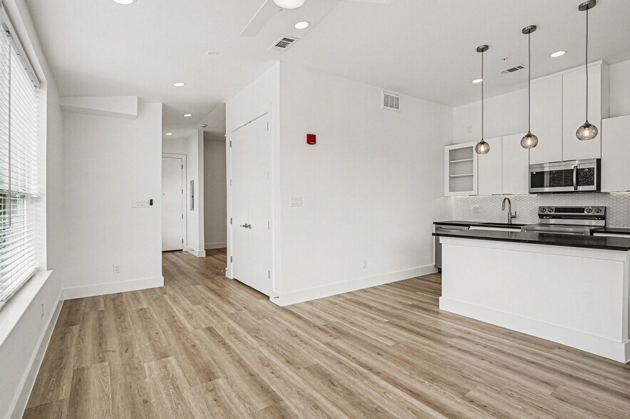 Building Photo - 2217 N Fitzhugh Ave