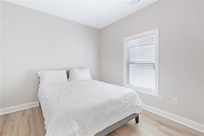 Building Photo - 1859 Commons Pl NW