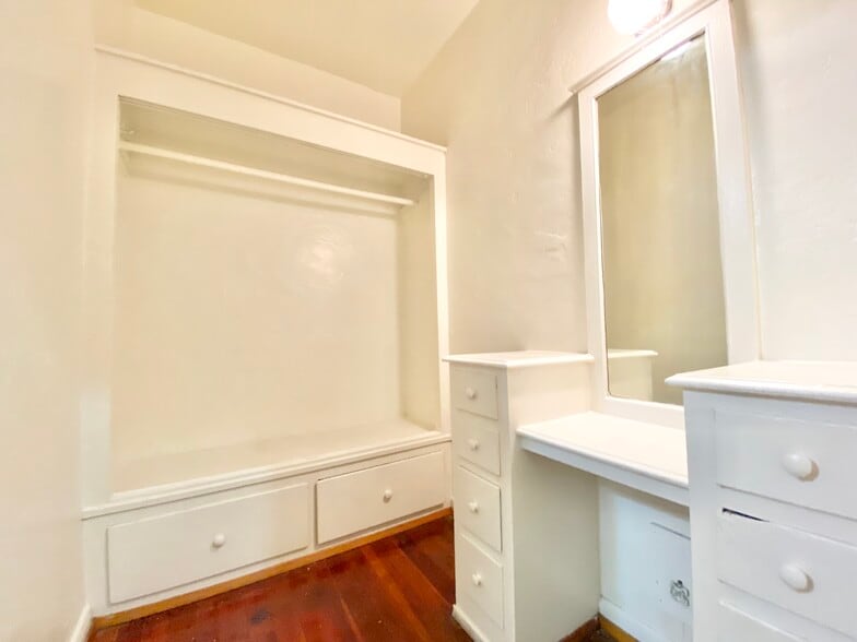 Building Photo - 608 S Dunsmuir Ave