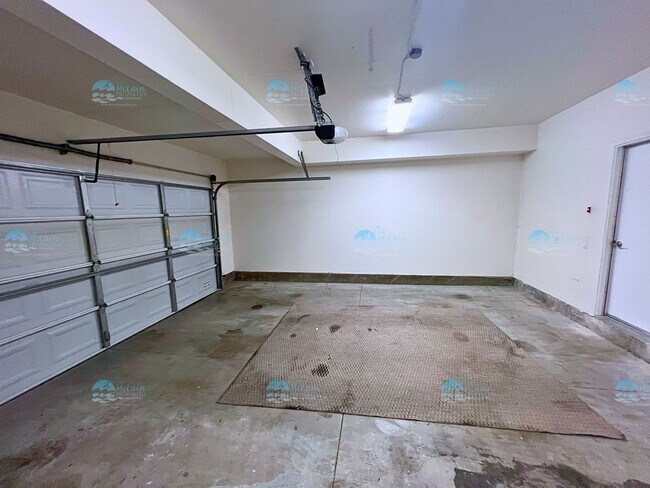 Building Photo - End unit 4 Bedroom House Available Now in ...
