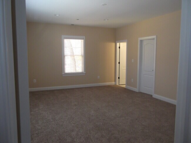 Building Photo - 5715 Roland Ave