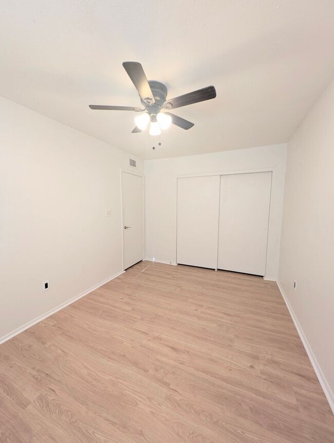 Building Photo - CUTE TOWNHOME AVAILABLE NOW NEAR DOWNTOWN ...