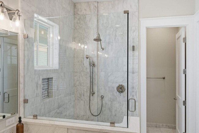 Building Photo - 419 Lakefront Dr