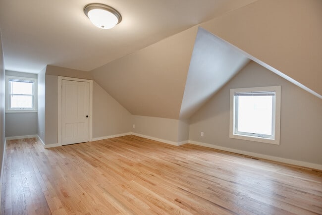 Building Photo - 4BD 2BA House. Refurbished, large house, great location available JUNE 1ST.