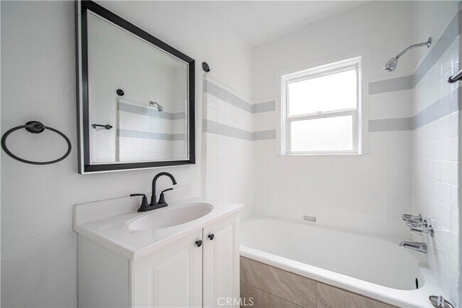 Building Photo - 1127 E 67th St
