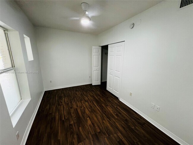 Building Photo - 946 Bay Dr
