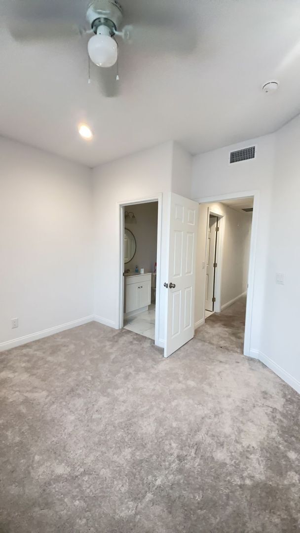 Building Photo - Pacific Legends East