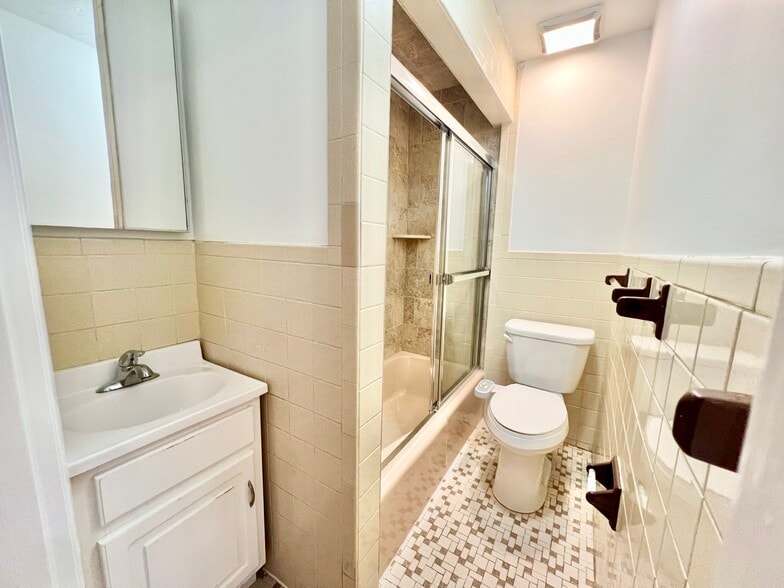 Building Photo - 9 Thacher Ct