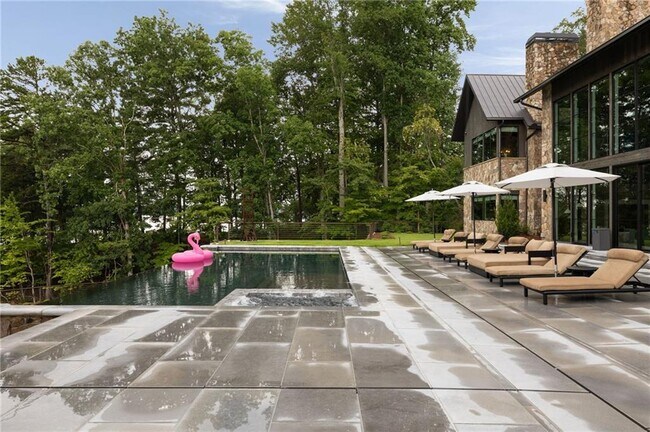 Building Photo - 725 Rocky Point Dr