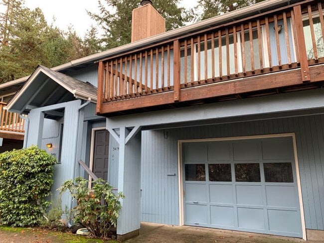 Building Photo - 3-Bedroom, 2-Bath Duplex - Amazing Views o...