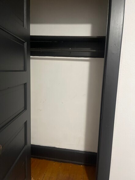 closet i bedroom - 529 Linden Ave