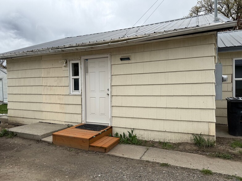 Building Photo - 713 S Billings Blvd