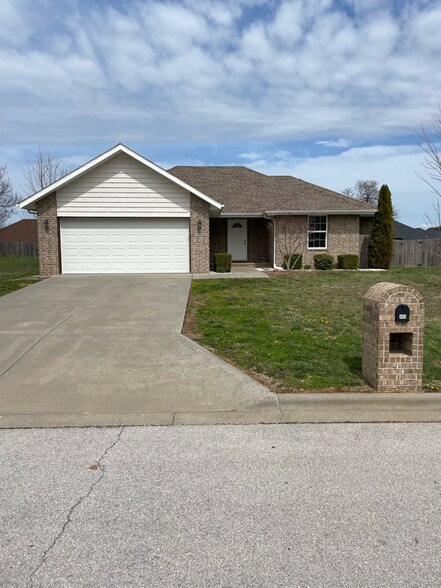 Primary Photo - 485 E Whitethorn Dr