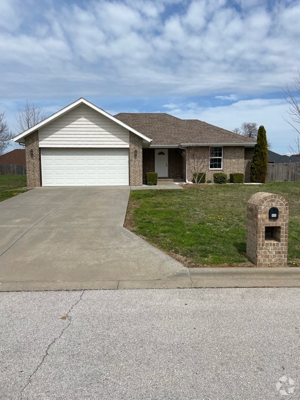 Building Photo - 485 E Whitethorn Dr