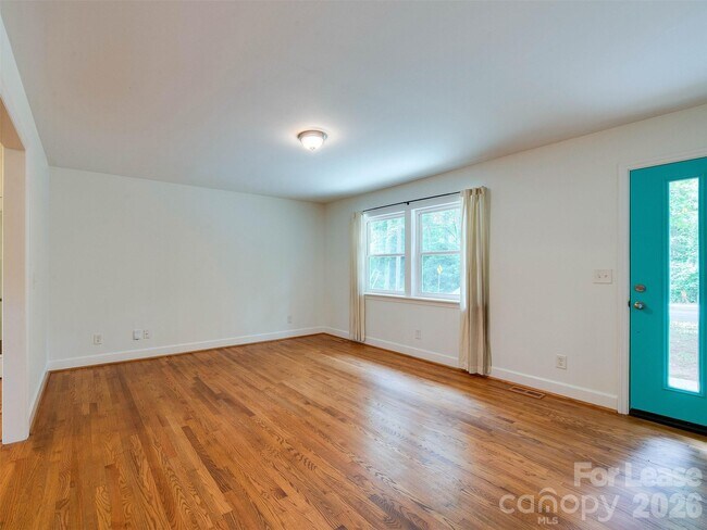 Building Photo - 5646 Oak Dr