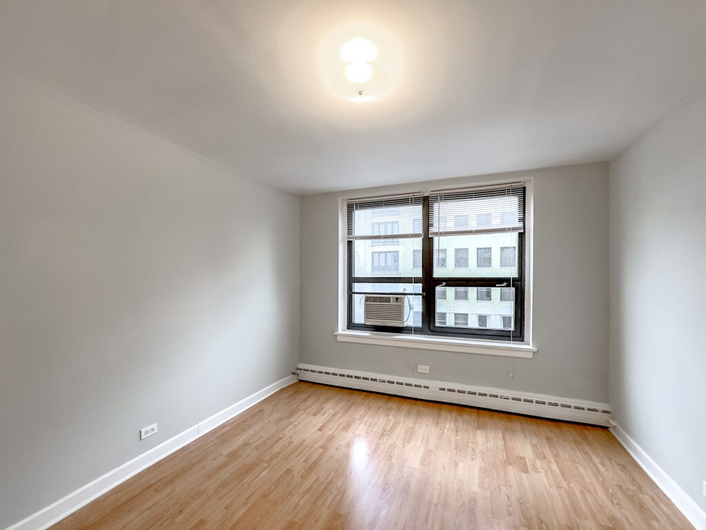 Building Photo - 450 W Wellington Ave