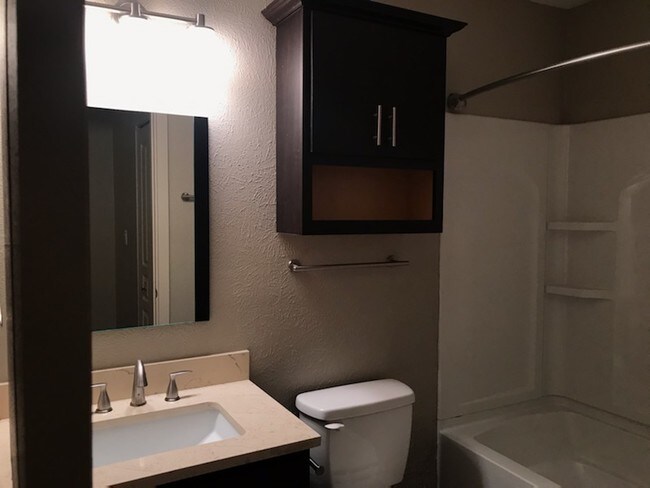 Building Photo - 5301 W Alexis Rd