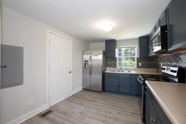 Building Photo - Three Bedroom Home!