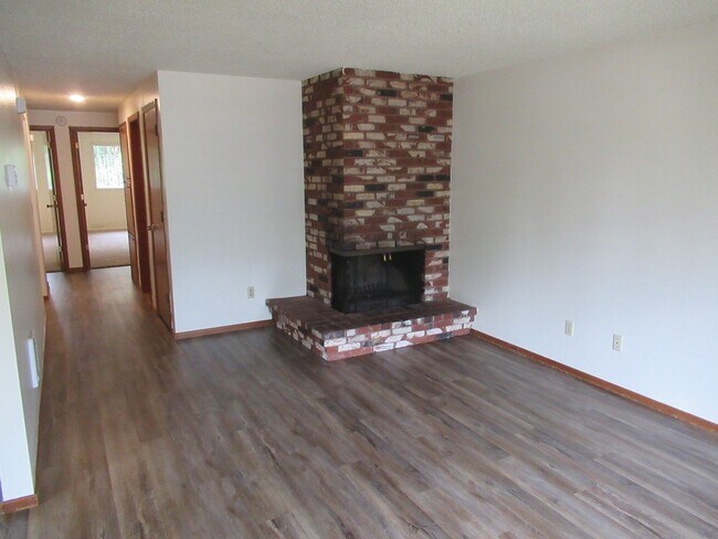 Building Photo - Three Bedroom Duplex in South Salem