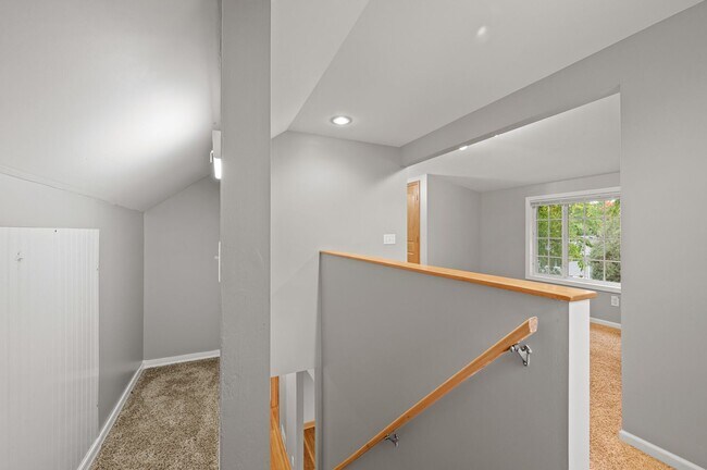 Building Photo - 1711 Rose Pl W