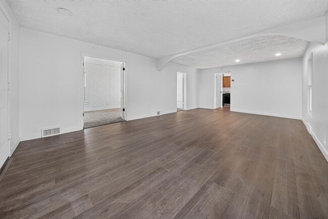 Building Photo - 1503 E Wellesley Ave
