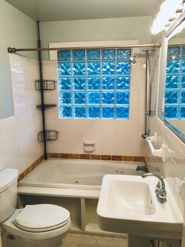 Building Photo - 1205 Ogilvie Dr NE