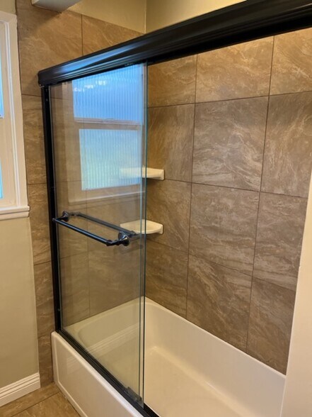 Tiled Walls. - 18033 Glenburn Ave