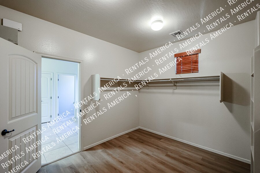 Building Photo - 3410 S Sunland Dr