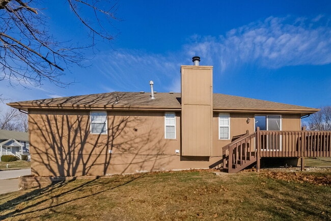 Building Photo - 1711 Roberta Dr