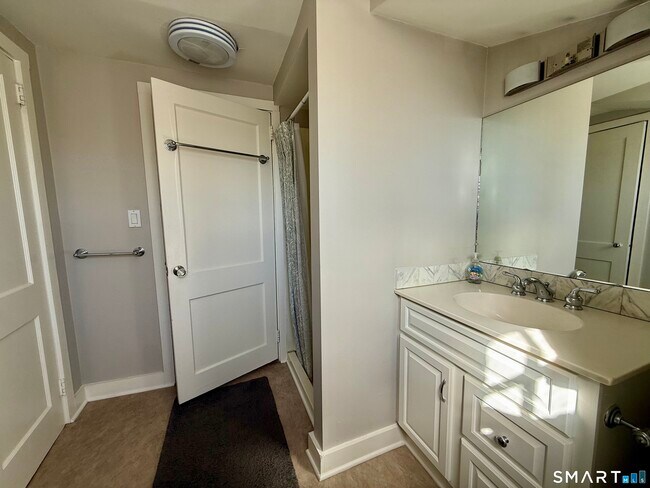 Building Photo - 3 Yost St