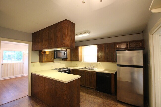 Building Photo - Available-Adorable Large 3 bedroom Home ne...