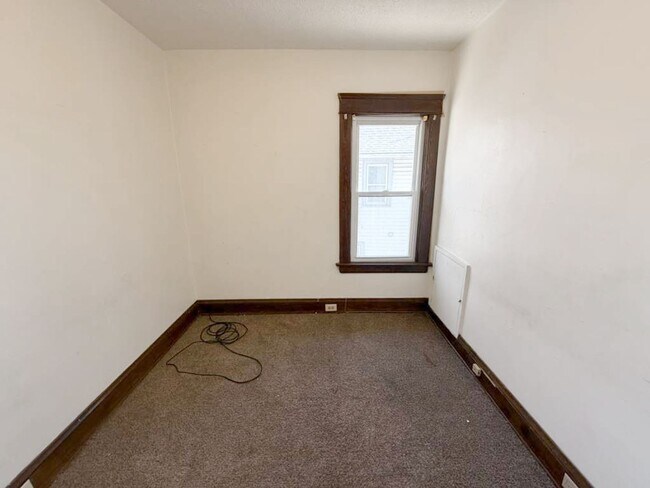 Building Photo - 4 BED 1 BATH SINGLE FAMILY HOME IN CLEVELAND!