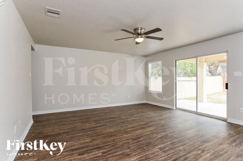 Building Photo - 11335 Saratoga Coach