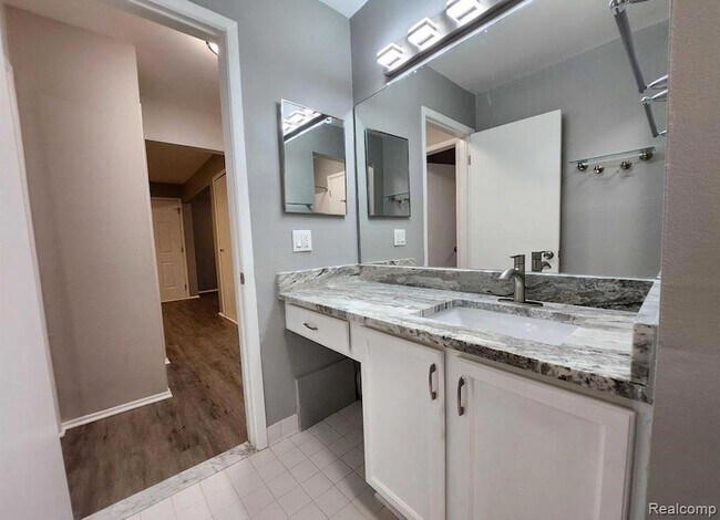 Building Photo - 2445 Torquay Ave