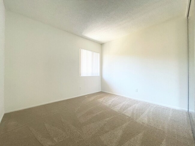 Building Photo - Updated Second Floor Single Level Unit!