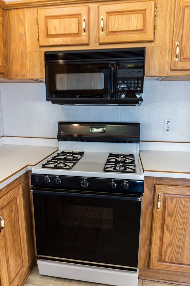 Building Photo - Cozy & Bright Manufactured Home in Fortuna...