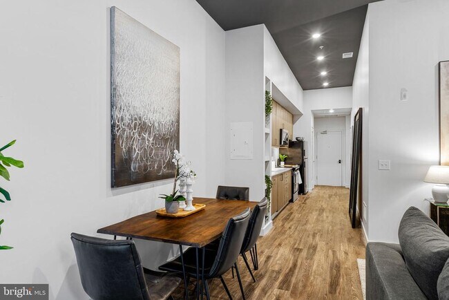 Building Photo - 525 N 41st St