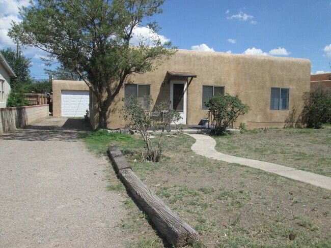 Building Photo - NEAR NORTH VALLEY PUEBLO 2 Bedroom  1 Bath...