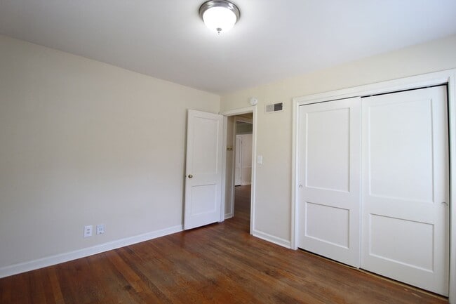 Building Photo - 2 Bedroom 1 Bath Home In Fairway